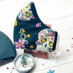 Face Mask reversible washable black & white skull